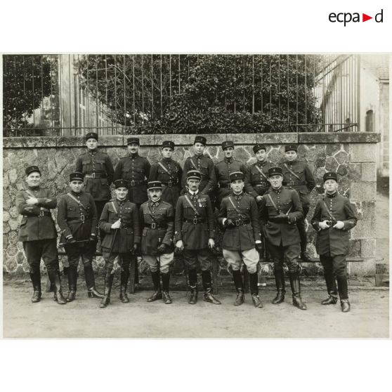 Photographie de groupe des officiers du 11e régiment d'artillerie lourde coloniale (11e RALC).