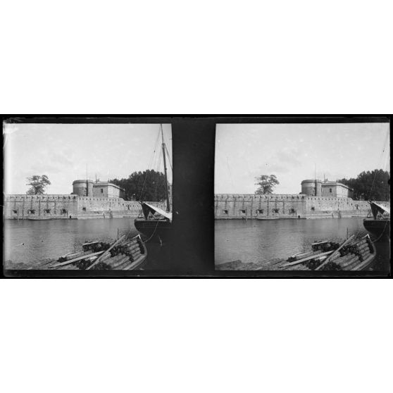 [Les remparts de Bayonne, 1902].