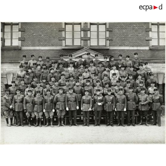 Photographie de groupe des officiers du 158e régiment d'infanterie (158e RI).