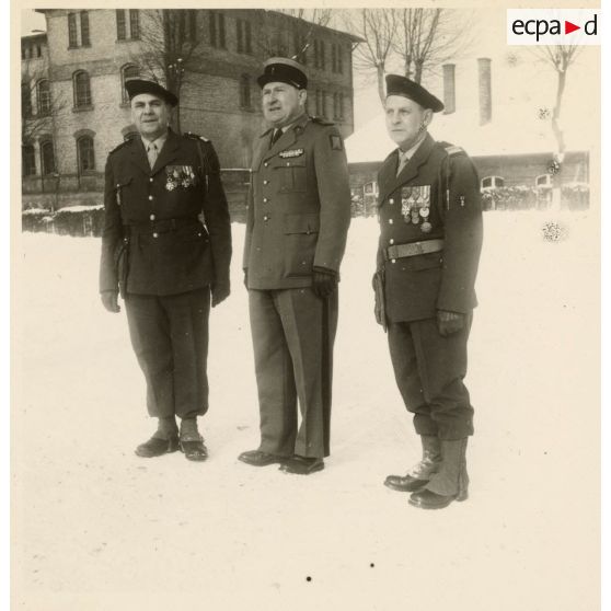 Prise d'armes au quartier Rabier à Sarrebourg à l'occasion de la prise de commandement du colonel colonel Rubillon du Lattay, commandant le centre d'instruction du 37e régiment d'infanterie (CI/37e RI).
