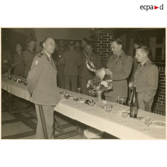 Prise d'armes au quartier Rabier à Sarrebourg à l'occasion de la prise de commandement du colonel colonel Rubillon du Lattay, commandant le centre d'instruction du 37e régiment d'infanterie (CI/37e RI).