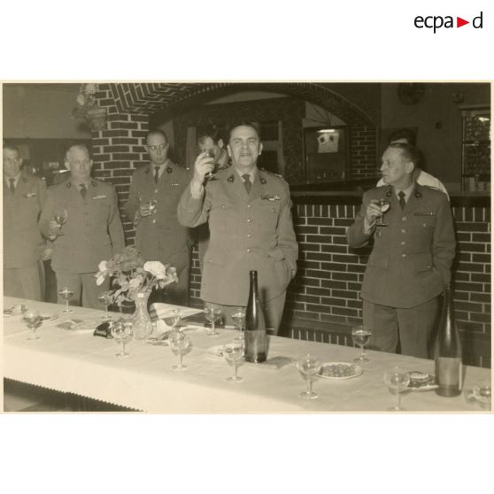 Prise d'armes au quartier Rabier à Sarrebourg à l'occasion de la prise de commandement du colonel colonel Rubillon du Lattay, commandant le centre d'instruction du 37e régiment d'infanterie (CI/37e RI).