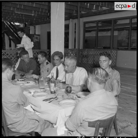 Repas de légionnaires blessés dans un restaurant du bord de mer à Castiglione (Bou Ismaïl).
