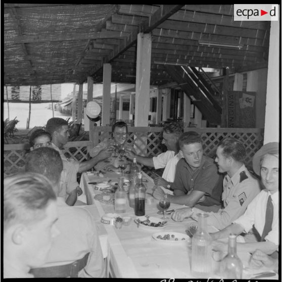 Repas de légionnaires blessés dans un restaurant du bord de mer à Castiglione (Bou Ismaïl).