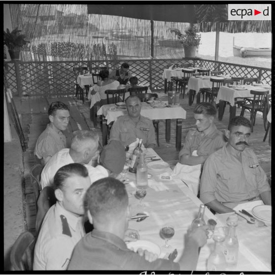 Repas de légionnaires blessés dans un restaurant du bord de mer à Castiglione (Bou Ismaïl).
