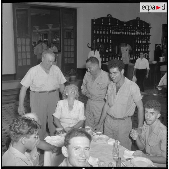 Les convives rigolent en compagnie d'une femme à Castiglione (Bou Ismaïl).