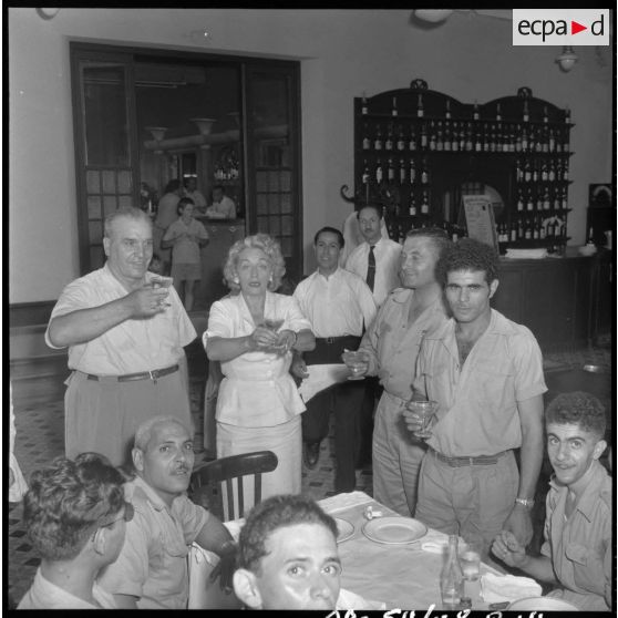 Les convives lèvent leur verre pour trinquer à Castiglione (Bou Ismaïl).