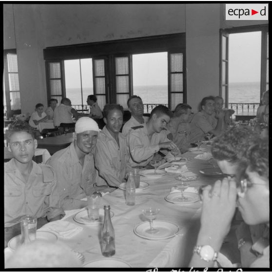 Les légionnaires blessés boivent et rigolent lors de leur sortie à Castiglione (Bou Ismaïl).