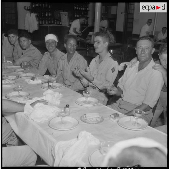 Légionnaires blessés en compagnie d'un personnel de santé lors d'une sortie à Castiglione (Bou Ismaïl).