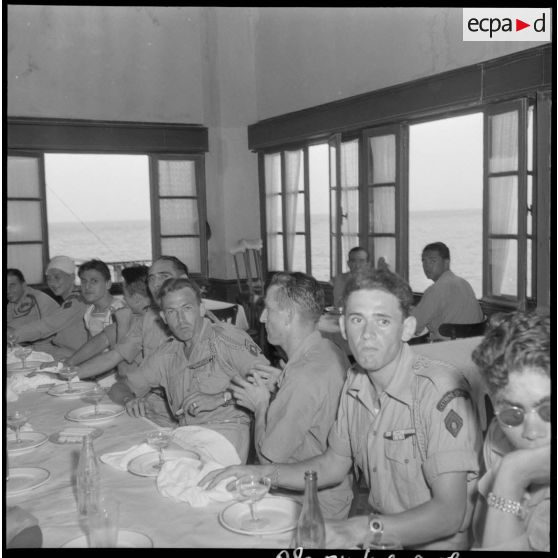 Les légionnaires blessés discutent lors d'un repas.