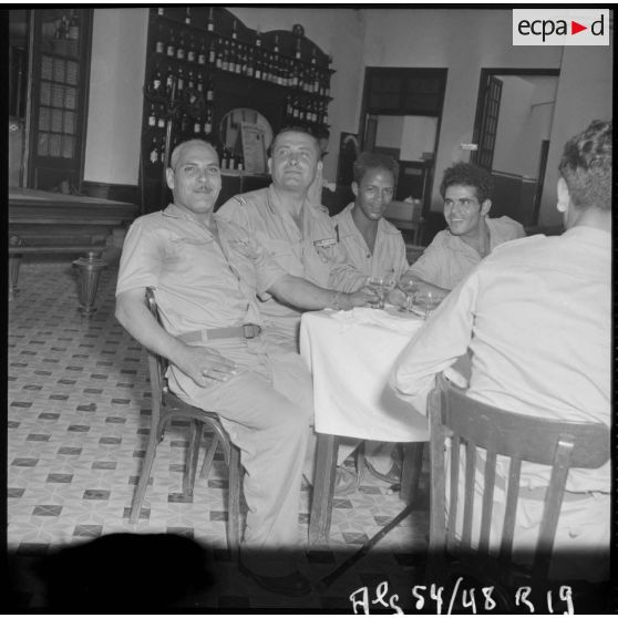 Des légionnaires blessés lors d"un repas en compagnie du lieutenant Billerot.