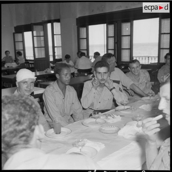 Des légionnaires blessés rigolent lors d'une sortie  Castiglione (Bou Ismaïl).