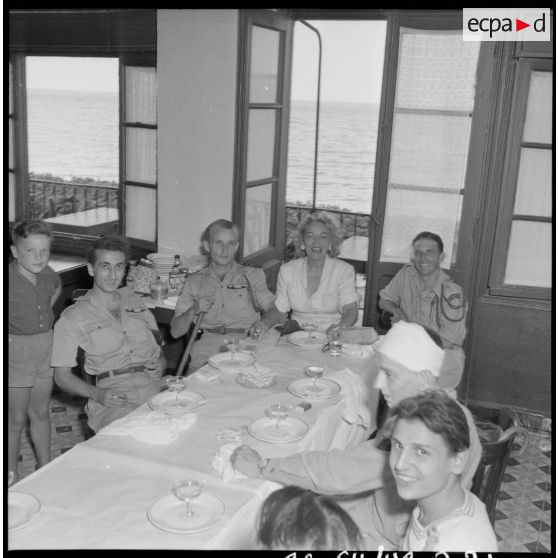 Des légionnaires blessés en compagnie d'une femme lors d'un repas à l'occasion d'une sortie à Castiglione (Bou Ismaïl).