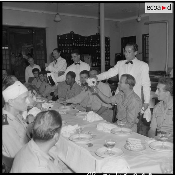 Des serveurs donnent du champagne au légionnaires blessés lors d'une sortie à Castiglione (Bou Ismaïl).