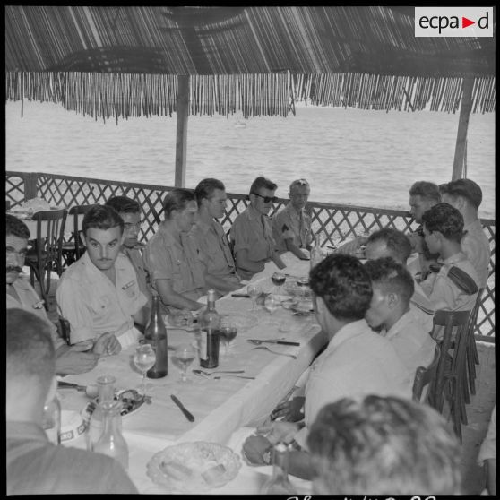 Repas de légionnaires blessés dans un restaurant du bord de mer à Castiglione (Bou Ismaïl).