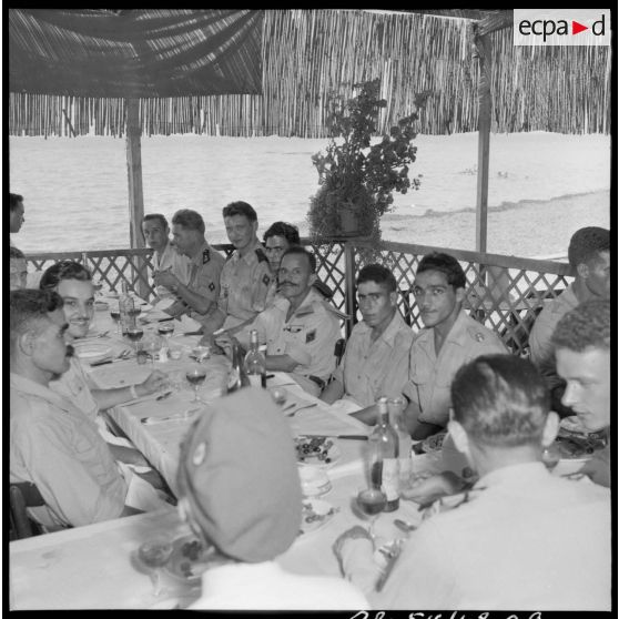 Repas de légionnaires blessés dans un restaurant du bord de mer à Castiglione (Bou Ismaïl).