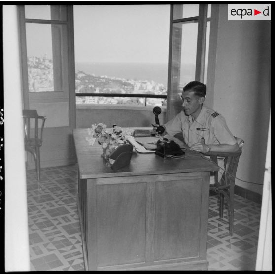 Le commandant du bureau du recrutement à la caserne d'Orléans à Alger.