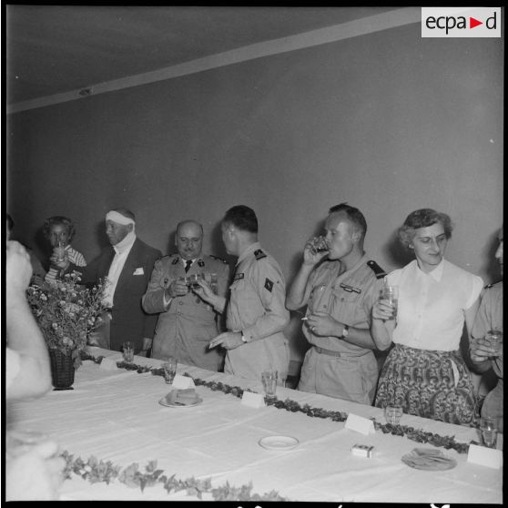 L'adjudant-chef Faivre porte un toast.