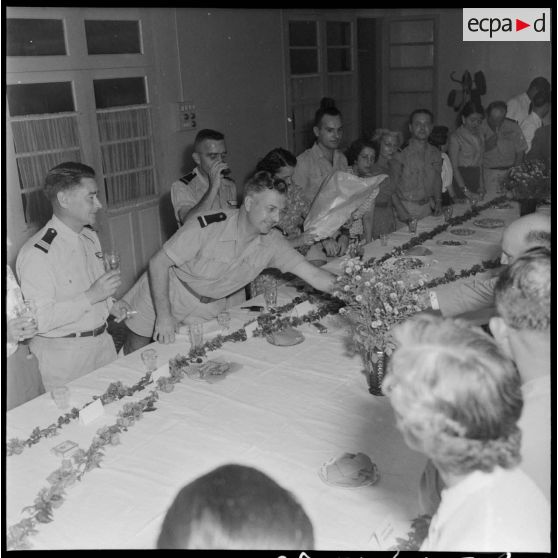 L'adjudant-chef Faivre recoit un cadeau.