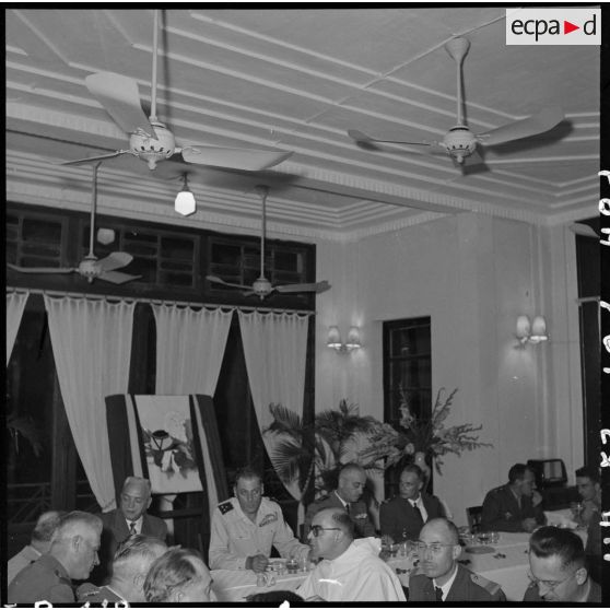 La table d'honneur présidée par le général Cogny lors d'un repas organisé pour la commémoration de la bataille d'Austerlitz à l'hôtel Métropole.