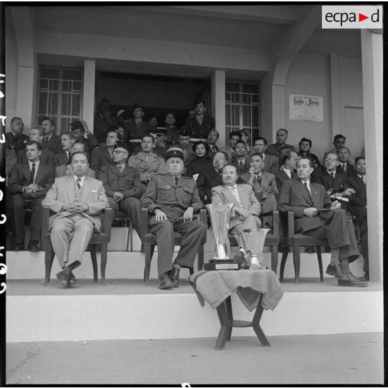 La tribune officielle des personnalités civiles et militaires venues assister au match de football opposant l'équipe du Nord-Vietnam à celle de la Suède au stade Mangin.