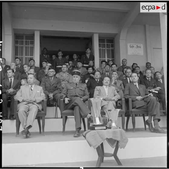 La tribune officielle des personnalités civiles et militaires venues assister au match de football opposant l'équipe du Nord-Vietnam à celle de la Suède au stade Mangin.
