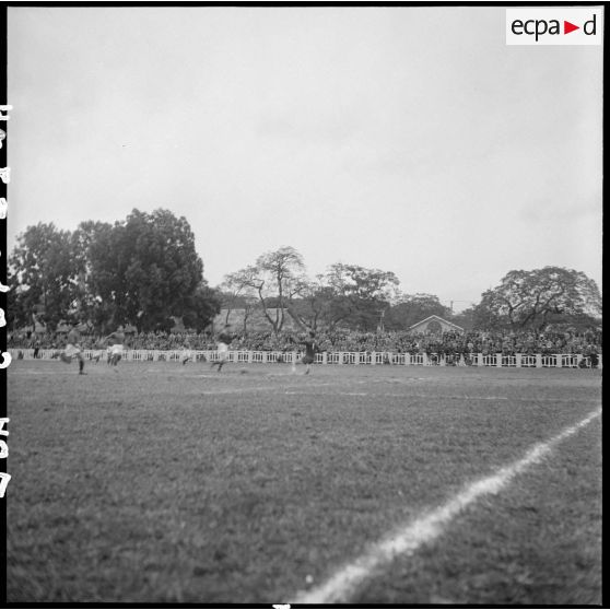 Match de football opposant l'équipe du Nord-Vietnam à celle de la Suède au stade Mangin.