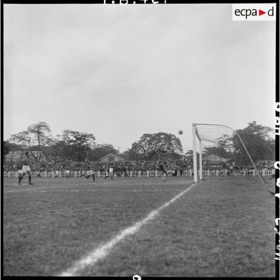 Match de football opposant l'équipe du Nord-Vietnam à celle de la Suède au stade Mangin.