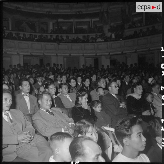 Spectateurs venus assister à la séance donnée par les PIM au théâtre municipal d'Hanoï.
