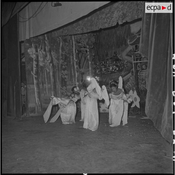 Le ballet de la pièce jouée par les PIM au théâtre municipal d'Hanoï.
