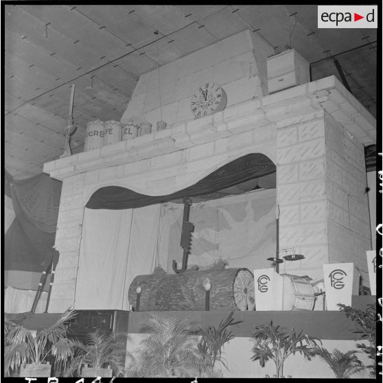 Un décor pour la fête de Noël organisée à la base aérienne de Bach Mai.