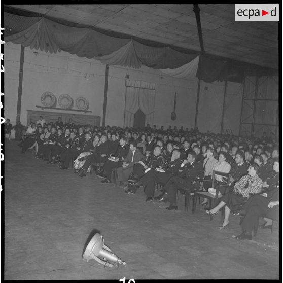 Les spectateurs participant à la fête de Noël organisée à la base aérienne de Bach Mai.