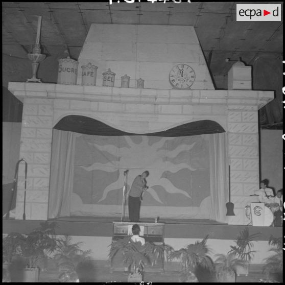 Spectacle à l'occasion de la fête de Noël organisée à la base aérienne de Bach Mai.