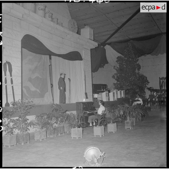 Un des spectacles de la fête de Noël organisée à la base aérienne de Bach Mai.