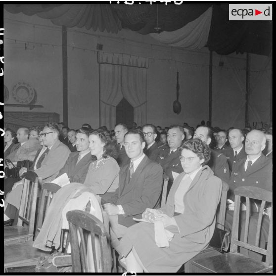 Les spectateurs participant à la fête de Noël organisée à la base aérienne de Bach Mai.