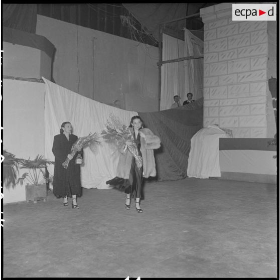 Les danseuses des spectacles de la fête de Noël, organisée à la base aérienne de Bach Mai, ont reçu des bouquets de fleurs.