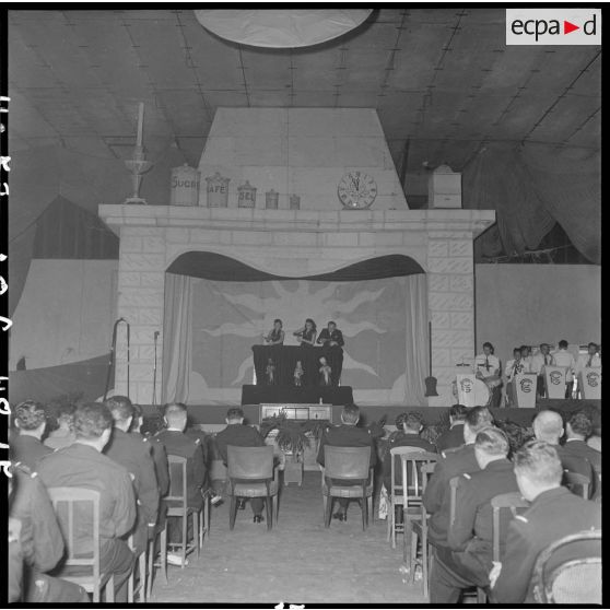 Le spectacle de marionnettes de la fête de Noël organisée à la base aérienne de Bach Mai.