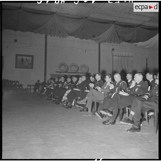 Les spectateurs participant à la fête de Noël organisée à la base aérienne de Bach Mai.