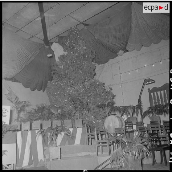 Le sapin décoré de la fête de Noël organisée à la base aérienne de Bach Mai.