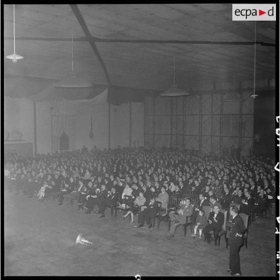 Les spectateurs participant à la fête de Noël organisée à la base aérienne de Bach Mai.