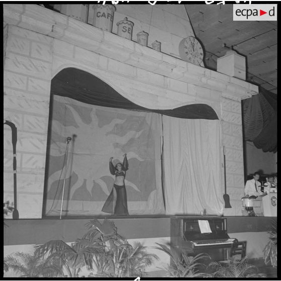 Un spectacle de danse pour la fête de Noël organisée à la base aérienne de Bach Mai.