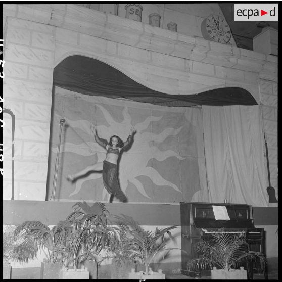 Un spectacle de danse pour la fête de Noël organisée à la base aérienne de Bach Mai.