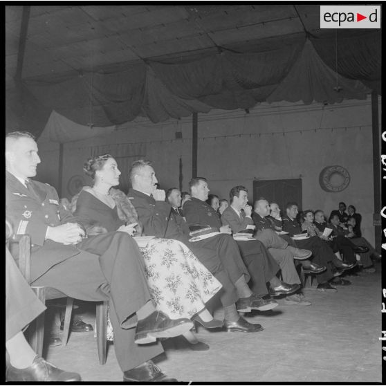 Les spectateurs participant à la fête de Noël organisée à la base aérienne de Bach Mai