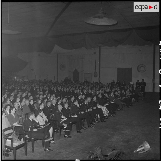 Les spectateurs participant à la fête de Noël organisée à la base aérienne de Bach Mai.