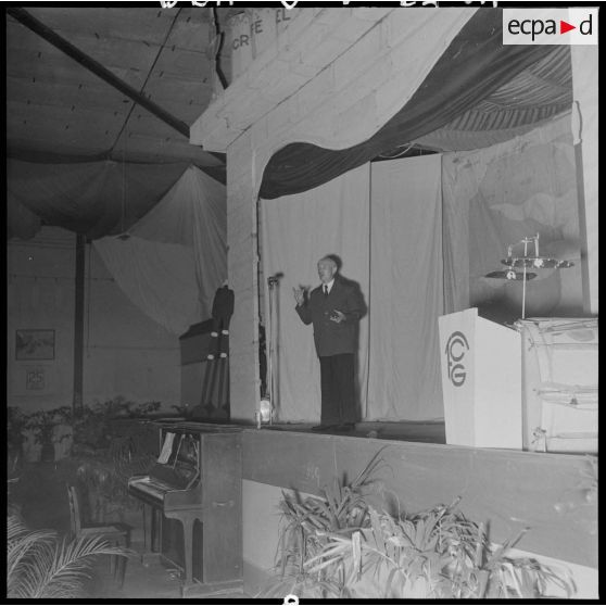 Un homme sur scène pour la fête de Noël organisée à la base aérienne de Bach Mai.