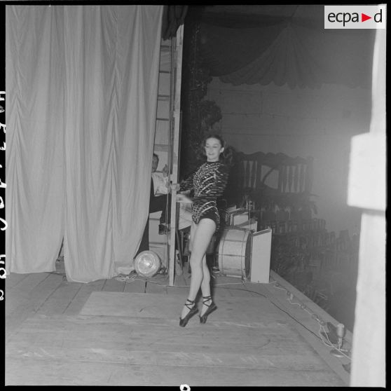 Spectacle de danse à l'occasion de la fête de Noël organisée à la base aérienne de Bach Mai.