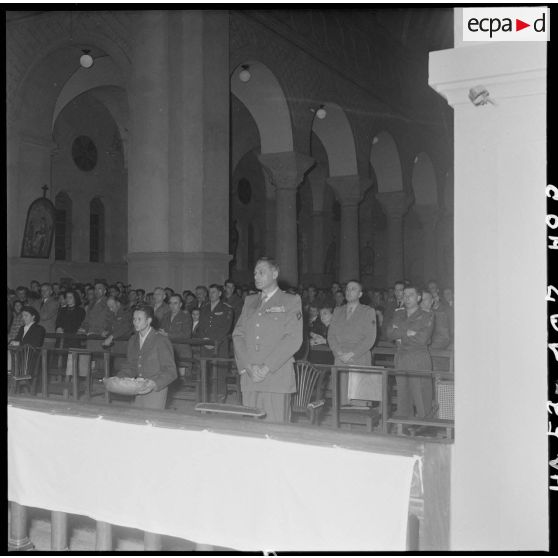 Le général Cogny à messe de minuit de l'église des Martyrs.