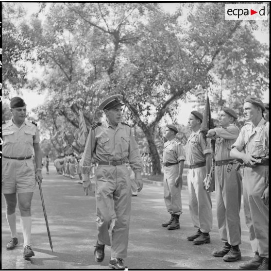 A son arrivée à Hanoï, l'amiral Auboyneau, commandant des forces maritimes d'Extrême-Orient, passe en revue la 5e Cie du 3e BPC (bataillon de parachutistes coloniaux).