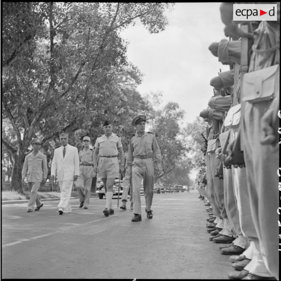 A son arrivée à Hanoï, l'amiral Auboyneau, commandant des forces maritimes d'Extrême-Orient, passe en revue la 5e Cie du 3e BPC (bataillon de parachutistes coloniaux).