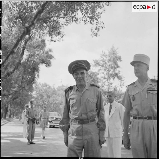 L'amiral Auboyneau, commandant des forces maritimes d'Extrême-Orient, à son arrivée à Hanoï.
